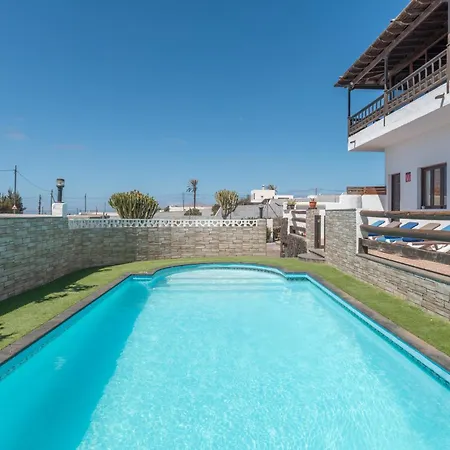 Andres House, Tías