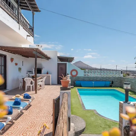 Andres House, Tías