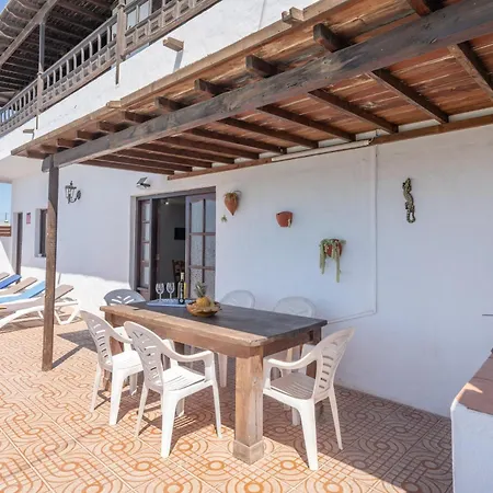 Andres House, Tías